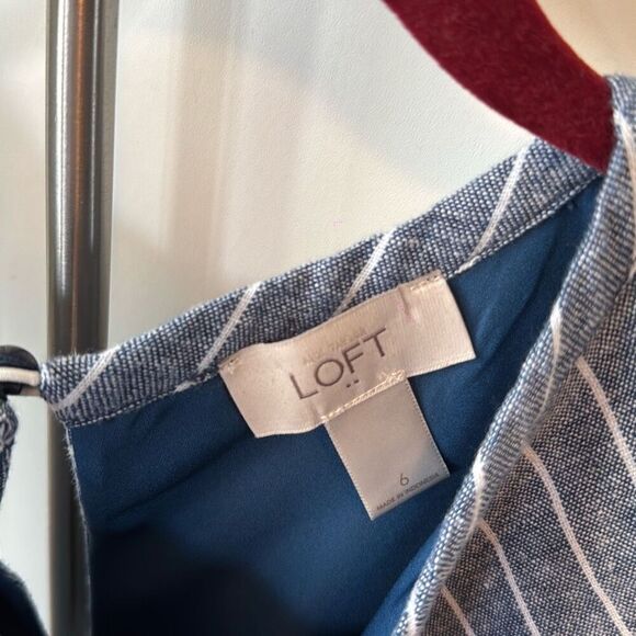 Ann Taylor Loft Blue/White Linen blend dress, back peek-a-boo detail. Size 6 - Picture 2 of 5